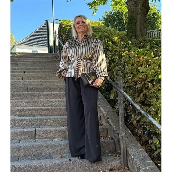 Karmamia Blake Bukser, Sort